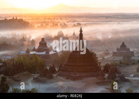 Ratanabon tempio dell'antica Mrauk U unito durante il tramonto, Myanmar Foto Stock