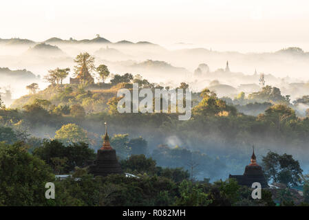 Tempio dell'antica Mrauk U unito nella nebbia mattutina, Myanmar Foto Stock