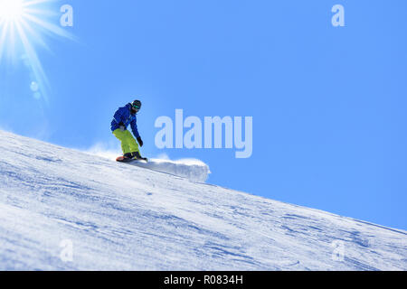 Inverno snowboard attività sulla giornata di sole nelle Alpi Foto Stock