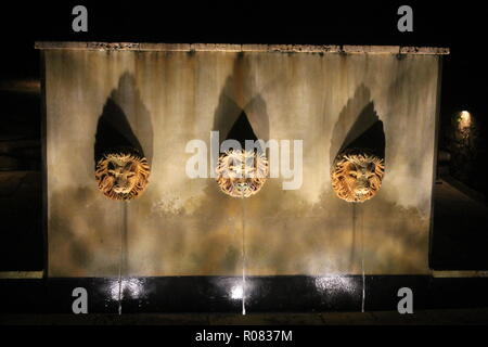 A tre teste Fontana leone di notte a Charleston, Carolina del Sud Foto Stock