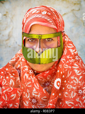 Una donna bandari che indossa una maschera tradizionale chiamata burqa a Salakh, Qeshm Island, provincia di Hormozgan in Iran. Foto Stock