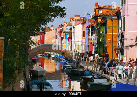 Vista sul canale del dipinto luminosamente case dell'isola di Burano nella laguna di Venezia Italia Foto Stock