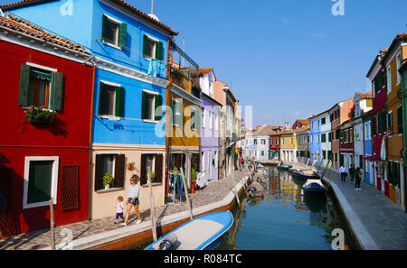 Vista sul canale del dipinto luminosamente casa sull'isola di Burano nella Laguna veneziana Foto Stock