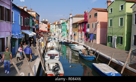 Vista sul canale del dipinto luminosamente casa sull'isola di Burano nella Laguna veneziana Foto Stock