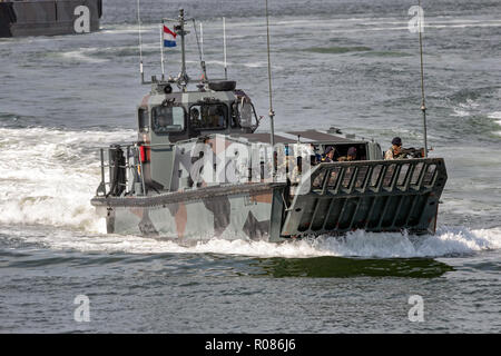 DEN Helder, Paesi Bassi - 7 LUG 2012: Olandese Marines in una Landing Craft durante un assalto anfibio demo durante la marina olandese giorni. Foto Stock