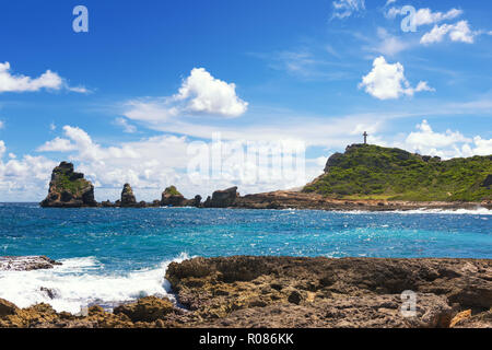 La Pointe des Chateaux (Castelli capezzagna) è una penisola che si estende nell'Oceano Atlantico dalla costa orientale dell'isola di Grande-Terre, in Foto Stock