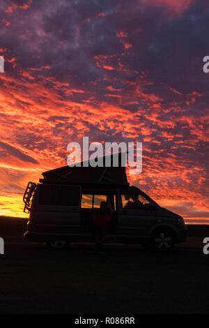 Vw camper van stagliano rosso brillante tramonto, Crail, Fife, Scozia, Regno Unito Foto Stock