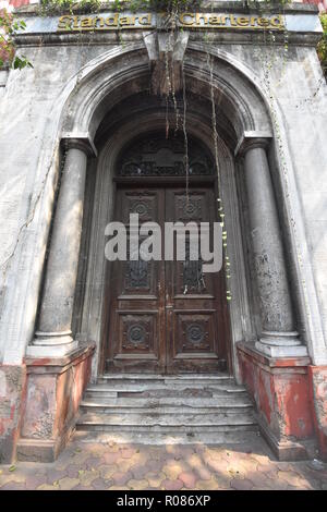 Chartered Bank edifici al di fuori porta, 4 Netaji Subhas Road, Calcutta, India Foto Stock