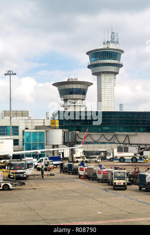 Istanbul Ataturk aeroporto con le torri di controllo e terminale in background, Turchia Foto Stock
