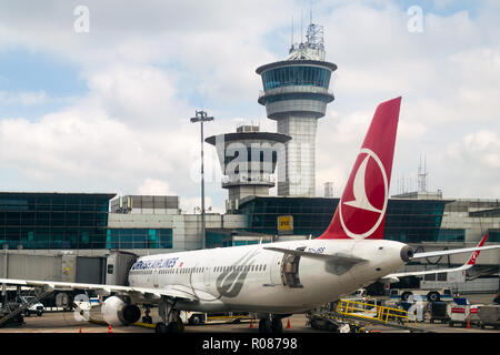 Istanbul Ataturk aeroporto con la Turkish Airlines aeromobili a gate e le torri di controllo e terminale in background, Turchia Foto Stock