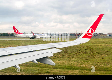 La Turkish Airlines Airbus A321 di rullaggio sulla pista con aeromobili ala in primo piano, Istanbul Ataturk, Turchia Foto Stock