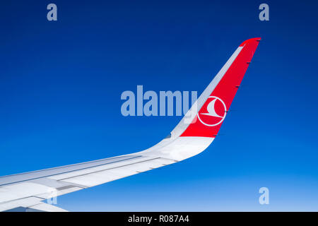 Interni cabina vista di un Turkish Airlines Airbus A321 ala volare con cielo blu Foto Stock