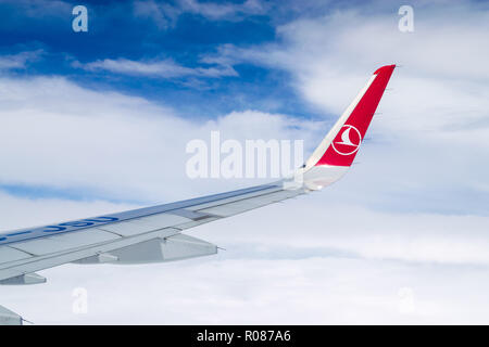 Interni cabina vista di un Turkish Airlines Airbus A321 ala volare nel cielo Foto Stock