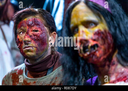 I partecipanti di zombie a piedi in Essen, sulla serata di Halloween, nel centro della città, molte centinaia di zombie e monster esecutori si incontrano e si muovono throu Foto Stock