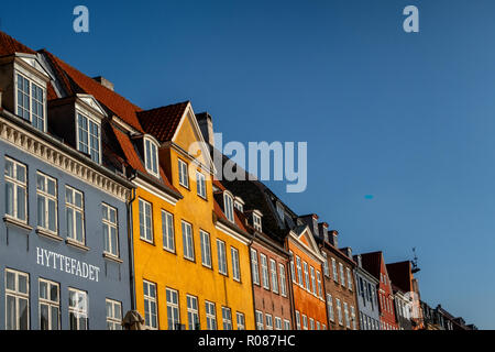 Storico del XVII e XVIII secolo edifici lungo il canale di Nyhavn, Copenhagen, Danimarca. Foto Stock