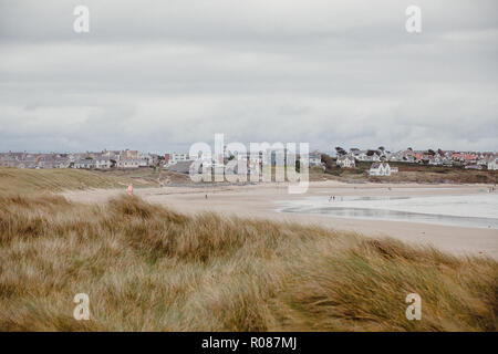 Vista di Rhosneigr da fino nelle dune di sabbia sulla spiaggia Cymyran, Anglesey, Galles del Nord, Regno Unito Foto Stock