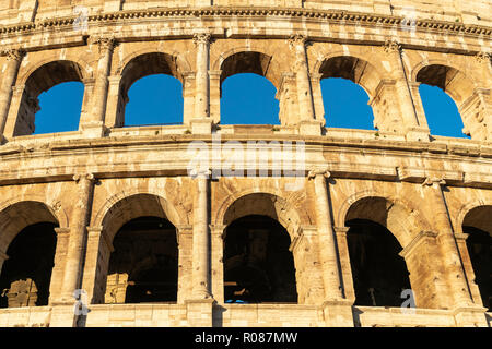 La mattina presto luce sul Colosseo, Roma, Italia. Foto Stock