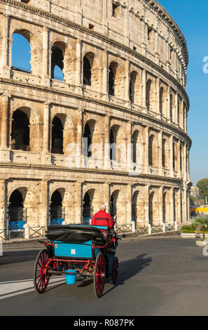 Un cavallo e carrozza passa dal Colosseo nel centro di Roma, Italia. Foto Stock