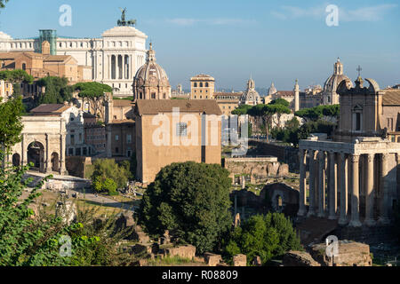 Guardando attraverso il foro romano verso il tempio di Antonino e Faustina, ora la chiesa di San Lorenzo in Miranda sulla destra, e l'arco di Foto Stock