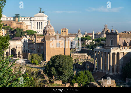 Guardando attraverso il foro romano verso il tempio di Antonino e Faustina, ora la chiesa di San Lorenzo in Miranda sulla destra, e l'arco di Foto Stock