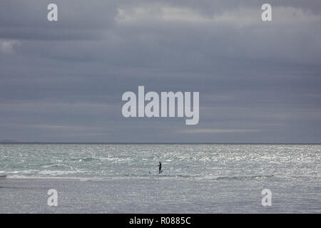 Persona di imparare a navigare nel mare d'Irlanda, al largo della costa di Anglesey, Rhosneigr, Galles del Nord, Regno Unito Foto Stock