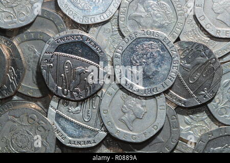 Un mucchio di British 20 pence monete Foto Stock