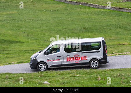 Gruppo di turisti la guida lungo la strada desolata in furgone affittato / ingaggiato van dai bulloni società di noleggio auto in isole Shetland, Scotland, Regno Unito Foto Stock