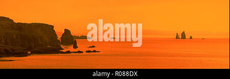 Il Drongs al tramonto, mare pile in St Magnus Bay nei pressi di Ness di Hillswick, Northmavine, Continentale, le isole Shetland, Scotland, Regno Unito Foto Stock