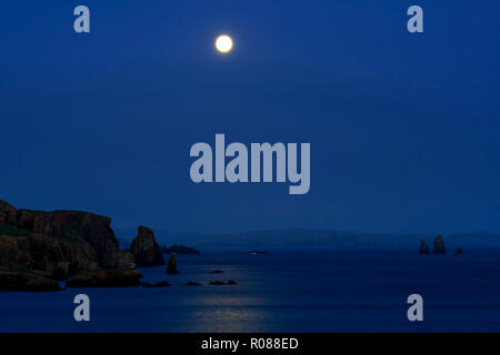 Il Drongs di notte con la luna piena, mare pile in St Magnus Bay nei pressi di Ness di Hillswick, Northmavine, isole Shetland, Scotland, Regno Unito Foto Stock