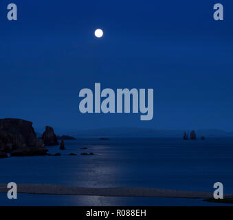 Il Drongs di notte con la luna piena, mare pile in St Magnus Bay nei pressi di Ness di Hillswick, Northmavine, isole Shetland, Scotland, Regno Unito Foto Stock