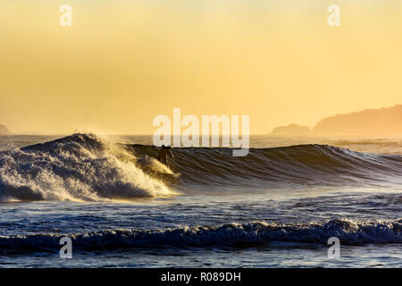 Silhouette di surfer della spiaggia di Ipanema durante l estate tramonto Foto Stock