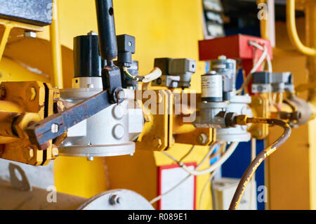 Regolatore della pressione del gas nel condotto di colore giallo. Foto Stock