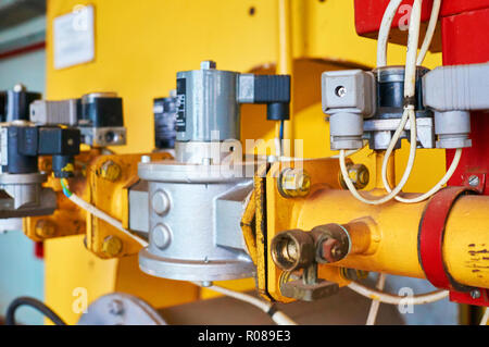 Regolatore della pressione del gas nel condotto di colore giallo. Foto Stock