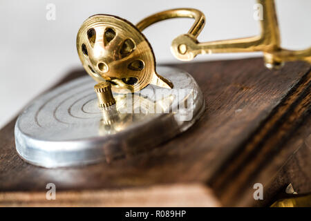 Grammofono Vintage con altoparlante a tromba isolato su bianco Foto stock -  Alamy