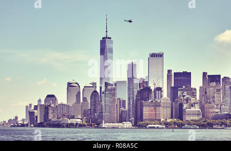 Retrò tonica foto del centro cittadino di New York skyline con elicottero hovering, STATI UNITI D'AMERICA. Foto Stock