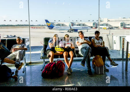 Aeroporto Palma de Mallorca famiglia vacanza in attesa del vostro volo, Spagna, Europa famiglia trascorrere il tempo aspettando Bench People turisti passeggeri del turismo Foto Stock