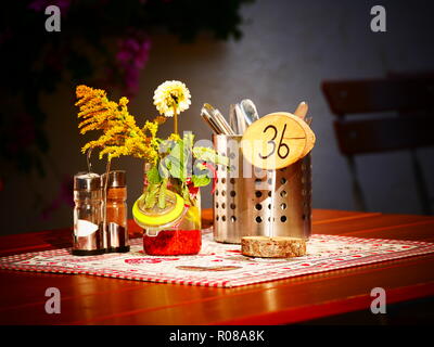 Chiudere l immagine di una tabella in un tedesco beergarden bavarese Foto Stock