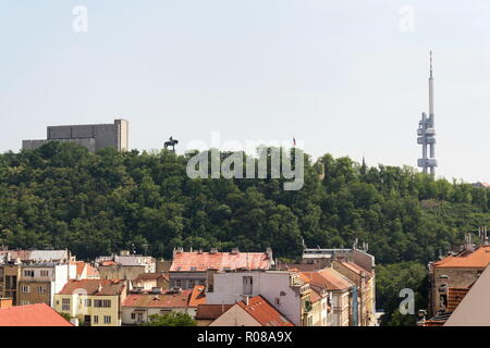 Panorama di Praga skyline vista aerea con Zizkov la torre della televisione e la statua equestre di fronte nazionale Vitkov memorial, Karlin district in foregr Foto Stock