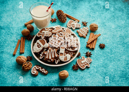 Dolce Natale composizione. Assortimento di gingerbread cookie su una piastra Foto Stock