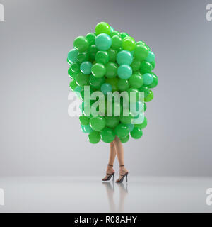 Donna attraente in un grappolo di palloncini Foto Stock