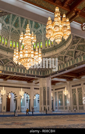 Lampadari e intricati dettagli architettonici in Sultan Qaboos Grande Moschea, Muscat Oman Foto Stock