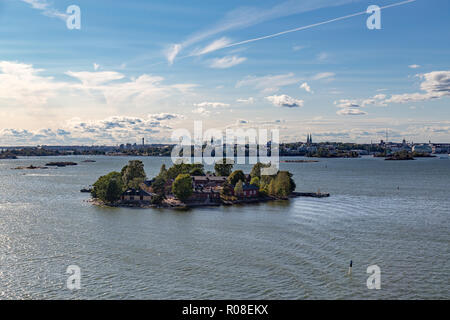 Lonna isola al di fuori di Helsinki con un paio di vecchi edifici in legno su di esso, la città sullo sfondo. Helsinki Finlandia Foto Stock