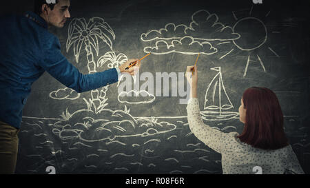 L uomo e la donna per condividere pensieri insieme il disegno di un'isola esotica e l'oceano sulla lavagna. Pensare positivo, il sogno di una vacanza. Estate holid Foto Stock