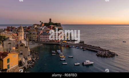 Bella vista aerea di Vernazza dopo il tramonto, Cinque Terre Liguria, Italia Foto Stock