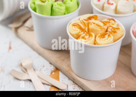 La selezione di diversi laminati di gelati in cono tazze, legno rustico sfondo, spazio di copia Foto Stock