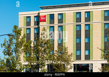 Il nuovo hotel Ibis fa parte delle principali rigenerazione della stazione ferroviaria principale area di Cambridge, Inghilterra. Regno Unito. Foto Stock