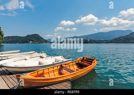 Ormeggio barca sulle rive del lago di Bled Foto Stock