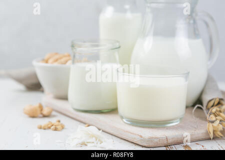 Selezione di non-latte caseario alternative nelle diverse bottiglie. Senza lattosio latte. Uno stile di vita sano concetto, spazio di copia Foto Stock