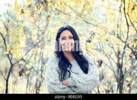 Giovane e bella ispanica, American Indian, multi-razziale ritratto di donna fuori in un giorno di caduta Foto Stock