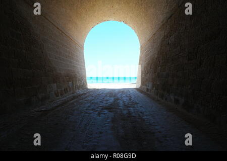 All'interno di un tunnel che conduce alla riva del mare, scenario naturale, l'Aliga beach, Mediterraneo, Catalonia, Costa Dorada, L'Ametlla de Mar, Tarragona, Spagna Foto Stock